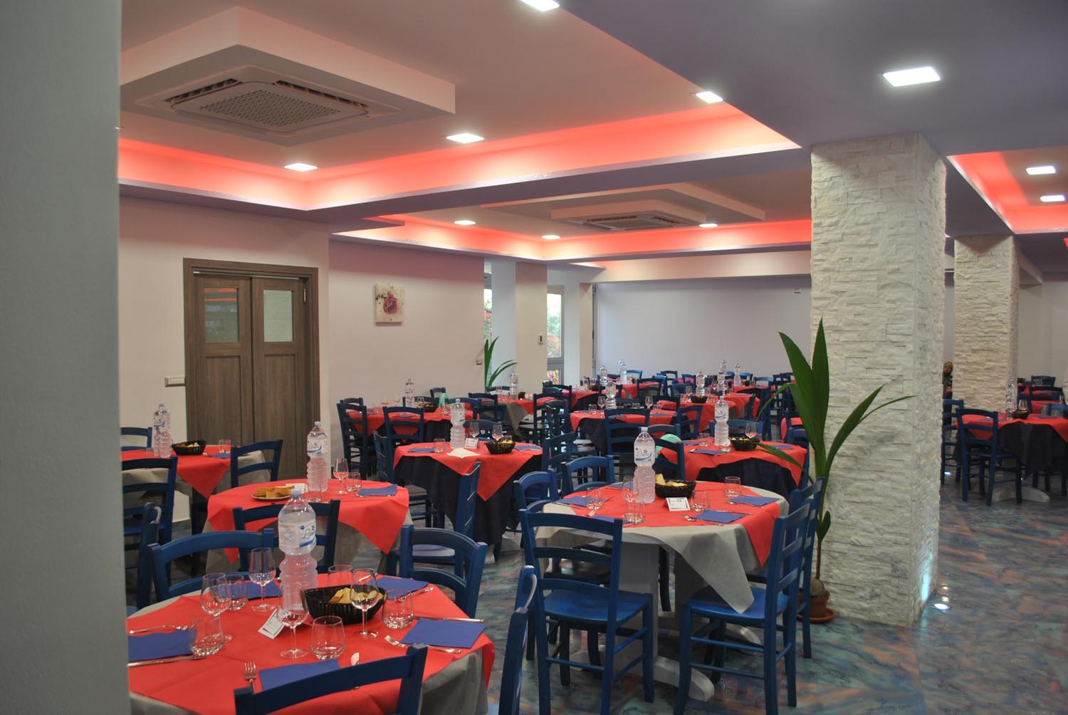 Dettaglio della sala ristorante elegante dell'Hotel Village Kairos